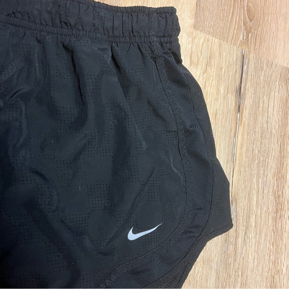 NIKE Women’s Dri-fit Checkered Mesh Running Shorts - Picture 3 of 7